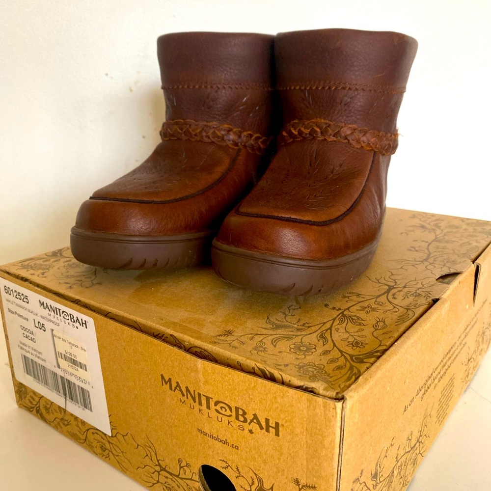 NWT waterproof ankle Tamarack Manitobah MukLuks. Size 5.